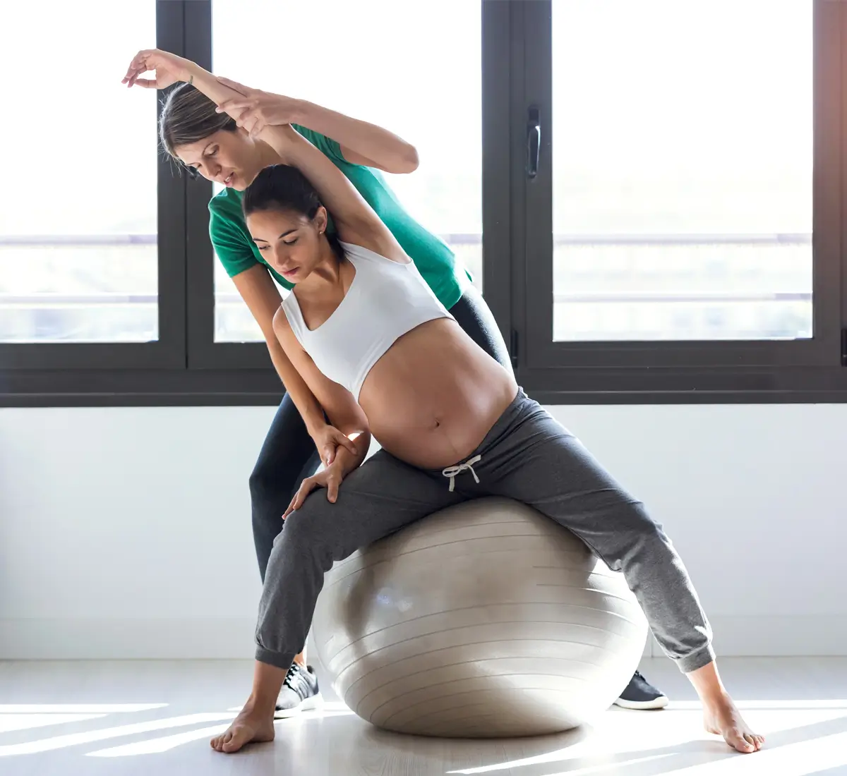 pregnant woman receiving prenatal training from an exercise physiologist
